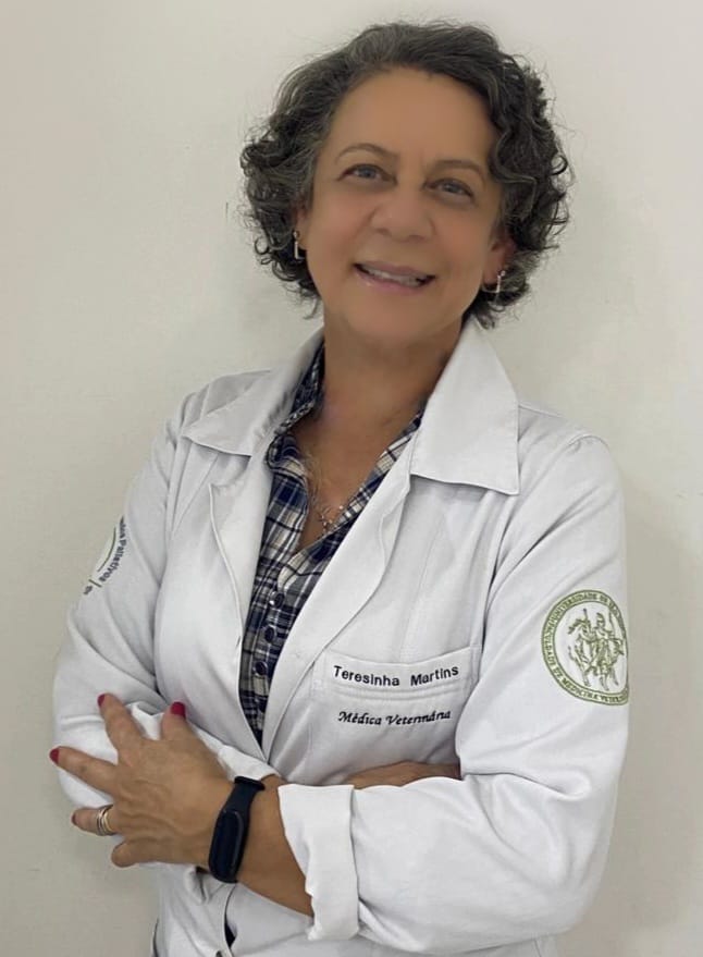 Foto da Dra. Teresinha Martins, responsável pela DORVET - Tratamento da Dor em Animais de braços cruzados posando para uma foto